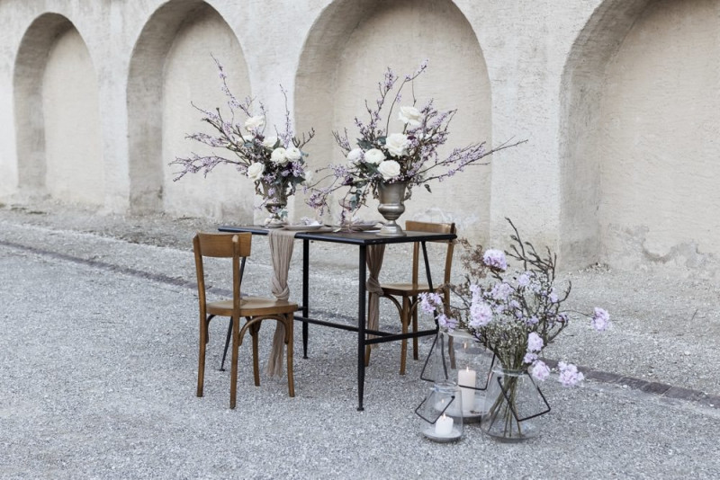 Inspiration einer aparten Frühlingshochzeit in Lilatönen, Weiß und Beige mit weißen Ranunkeln, Rosen und Kirschblütenzweigen