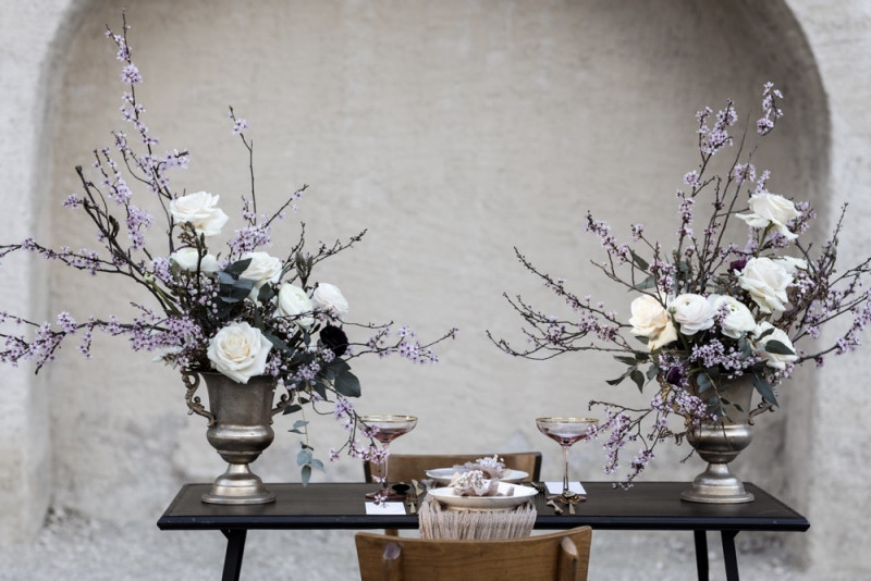 Inspiration einer aparten Frühlingshochzeit in Lilatönen, Weiß und Beige mit weißen Ranunkeln, Rosen und Kirschblütenzweigen