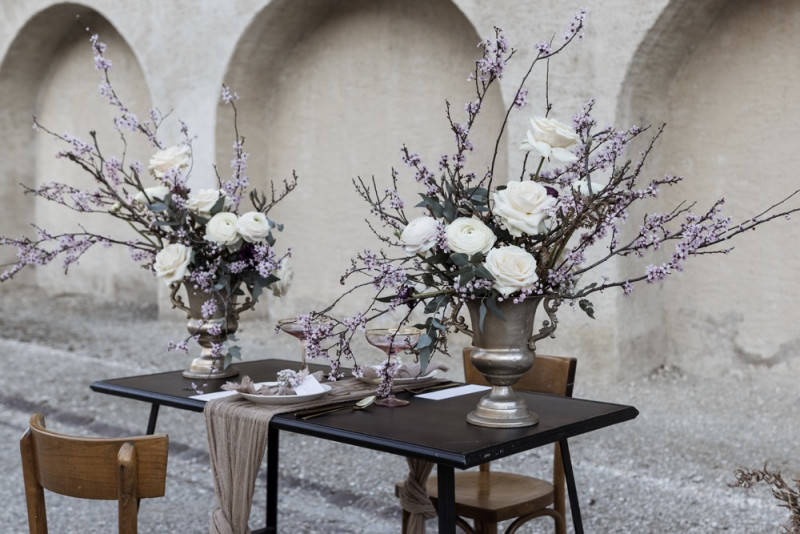 Inspiration einer aparten Frühlingshochzeit in Lilatönen, Weiß und Beige mit weißen Ranunkeln, Rosen und Kirschblütenzweigen