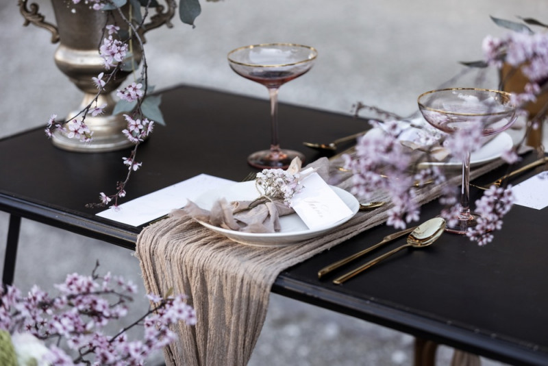 Inspiration einer aparten Frühlingshochzeit in Lilatönen, Weiß und Beige mit weißen Ranunkeln, Rosen und Kirschblütenzweigen