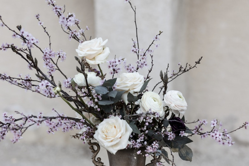 Inspiration einer aparten Frühlingshochzeit in Lilatönen, Weiß und Beige mit weißen Ranunkeln, Rosen und Kirschblütenzweigen