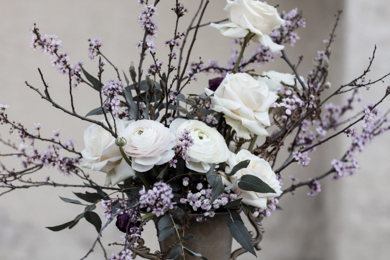 Inspiration einer aparten Frühlingshochzeit in Lilatönen, Weiß und Beige mit weißen Ranunkeln, Rosen und Kirschblütenzweigen
