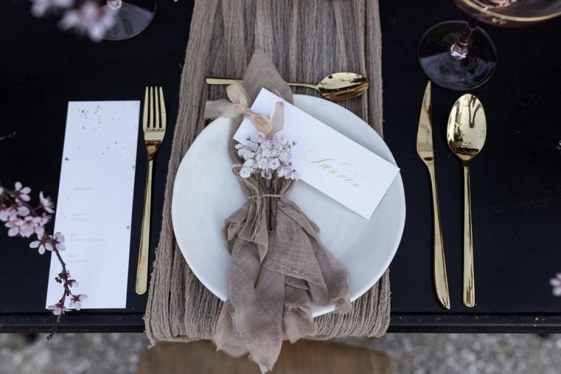 Inspiration einer aparten Frühlingshochzeit in Lilatönen, Weiß und Beige mit weißen Ranunkeln, Rosen und Kirschblütenzweigen