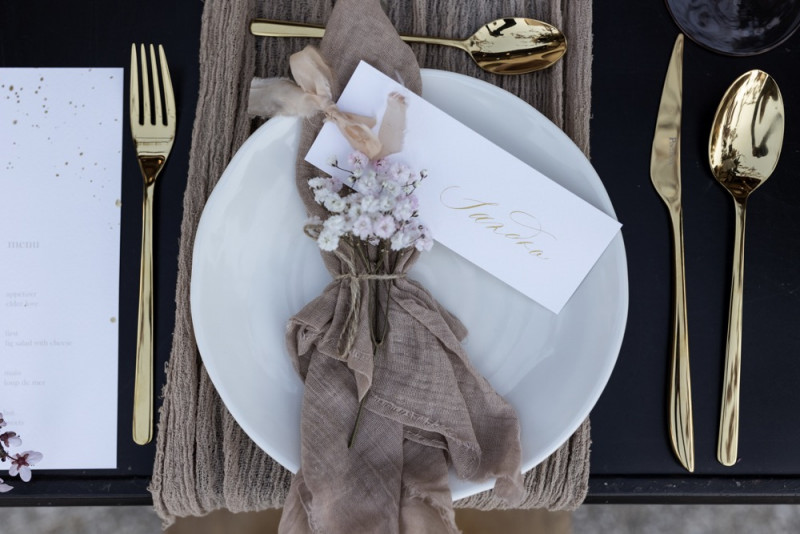 Inspiration einer aparten Frühlingshochzeit in Lilatönen, Weiß und Beige mit weißen Ranunkeln, Rosen und Kirschblütenzweigen