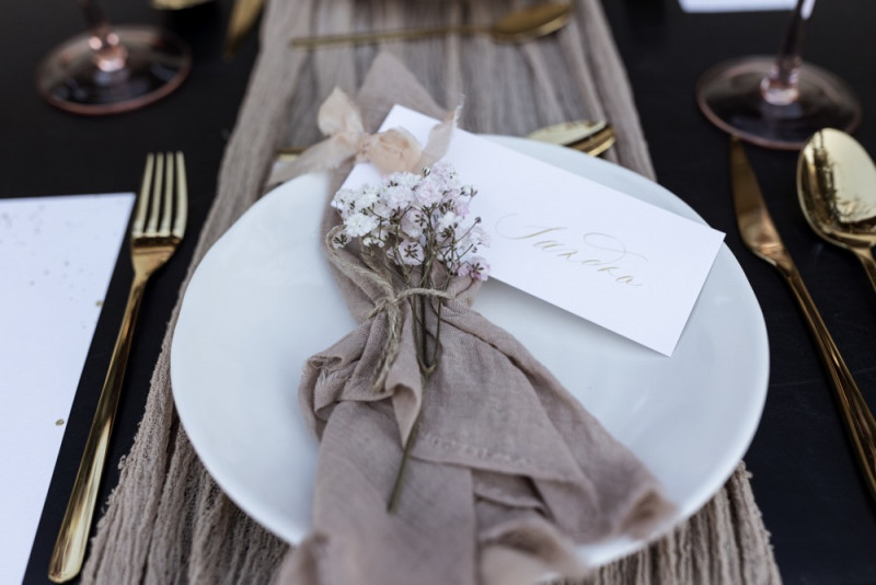 Inspiration einer aparten Frühlingshochzeit in Lilatönen, Weiß und Beige mit weißen Ranunkeln, Rosen und Kirschblütenzweigen