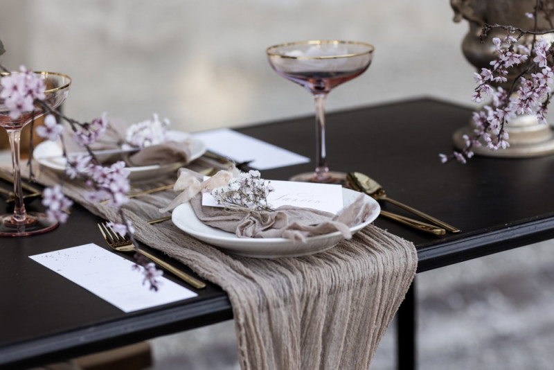 Inspiration einer aparten Frühlingshochzeit in Lilatönen, Weiß und Beige mit weißen Ranunkeln, Rosen und Kirschblütenzweigen