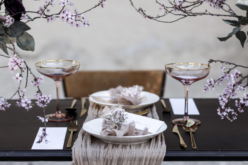 Inspiration einer aparten Frühlingshochzeit in Lilatönen, Weiß und Beige mit weißen Ranunkeln, Rosen und Kirschblütenzweigen