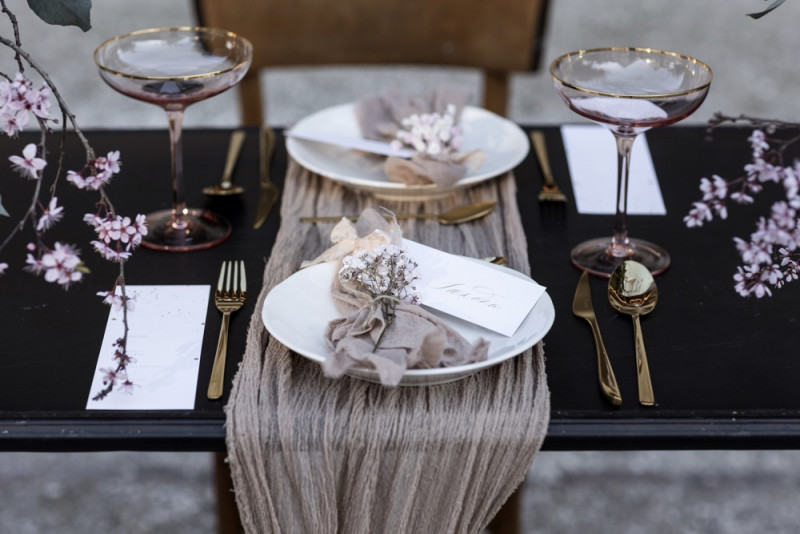 Inspiration einer aparten Frühlingshochzeit in Lilatönen, Weiß und Beige mit weißen Ranunkeln, Rosen und Kirschblütenzweigen