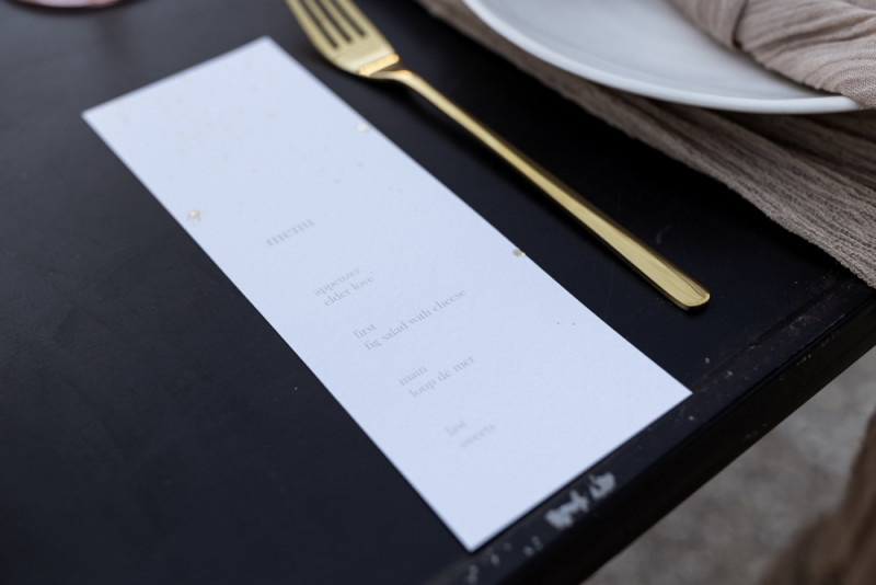 Inspiration einer aparten Frühlingshochzeit in Lilatönen, Weiß und Beige mit weißen Ranunkeln, Rosen und Kirschblütenzweigen