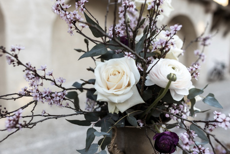 Inspiration einer aparten Frühlingshochzeit in Lilatönen, Weiß und Beige mit weißen Ranunkeln, Rosen und Kirschblütenzweigen