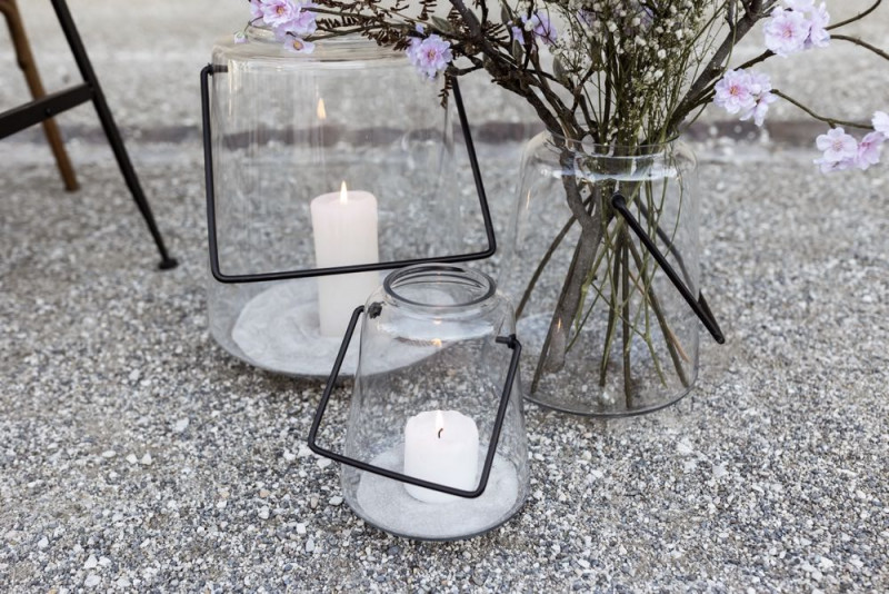 Inspiration einer aparten Frühlingshochzeit in Lilatönen, Weiß und Beige mit weißen Ranunkeln, Rosen und Kirschblütenzweigen