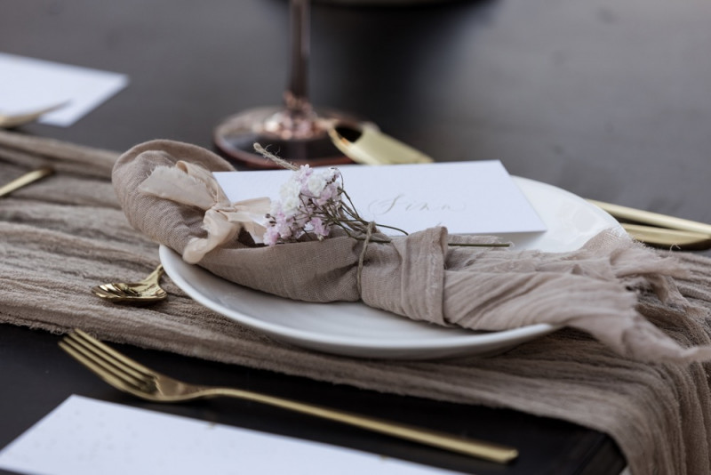 Inspiration einer aparten Frühlingshochzeit in Lilatönen, Weiß und Beige mit weißen Ranunkeln, Rosen und Kirschblütenzweigen