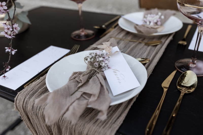 Inspiration einer aparten Frühlingshochzeit in Lilatönen, Weiß und Beige mit weißen Ranunkeln, Rosen und Kirschblütenzweigen