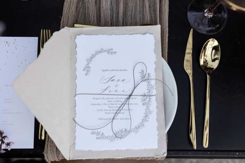 Inspiration einer aparten Frühlingshochzeit in Lilatönen, Weiß und Beige mit weißen Ranunkeln, Rosen und Kirschblütenzweigen