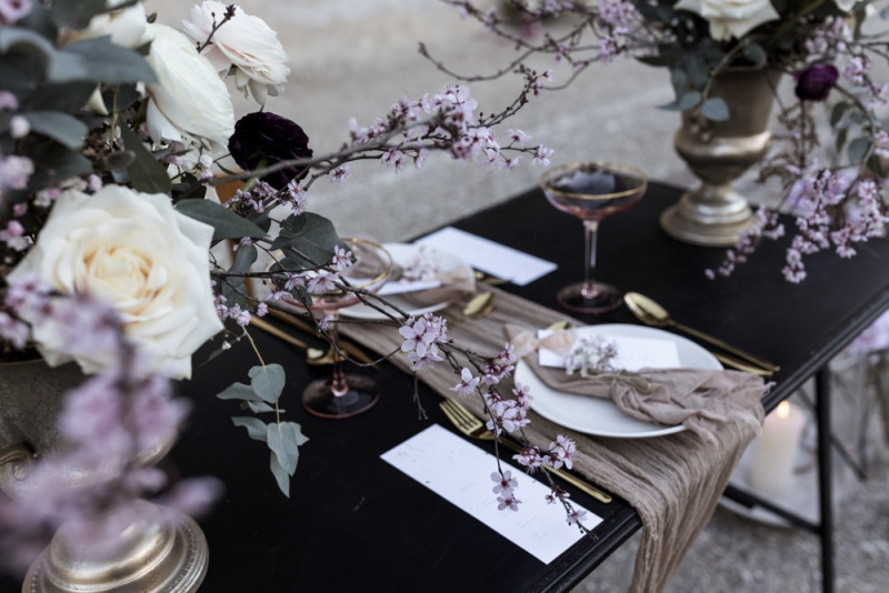 Inspiration einer aparten Frühlingshochzeit in Lilatönen, Weiß und Beige mit weißen Ranunkeln, Rosen und Kirschblütenzweigen