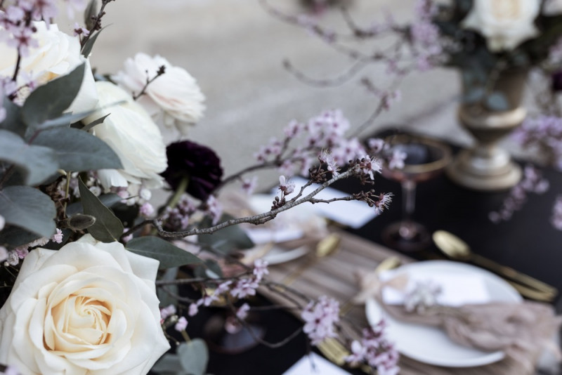 Inspiration einer aparten Frühlingshochzeit in Lilatönen, Weiß und Beige mit weißen Ranunkeln, Rosen und Kirschblütenzweigen