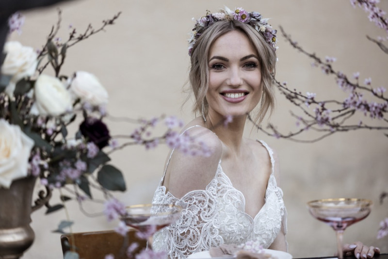 Inspiration einer aparten Frühlingshochzeit in Lilatönen, Weiß und Beige mit weißen Ranunkeln, Rosen und Kirschblütenzweigen