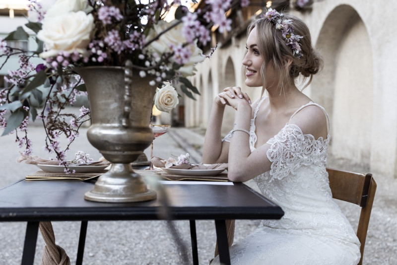 Inspiration einer aparten Frühlingshochzeit in Lilatönen, Weiß und Beige mit weißen Ranunkeln, Rosen und Kirschblütenzweigen