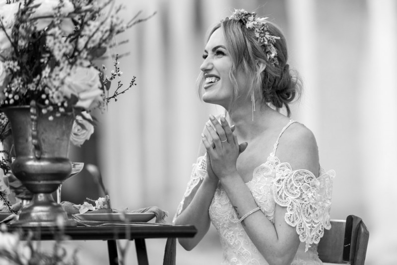 Inspiration einer aparten Frühlingshochzeit in Lilatönen, Weiß und Beige mit weißen Ranunkeln, Rosen und Kirschblütenzweigen