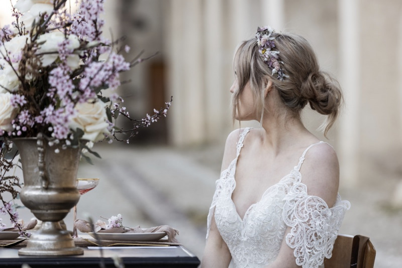 Inspiration einer aparten Frühlingshochzeit in Lilatönen, Weiß und Beige mit weißen Ranunkeln, Rosen und Kirschblütenzweigen