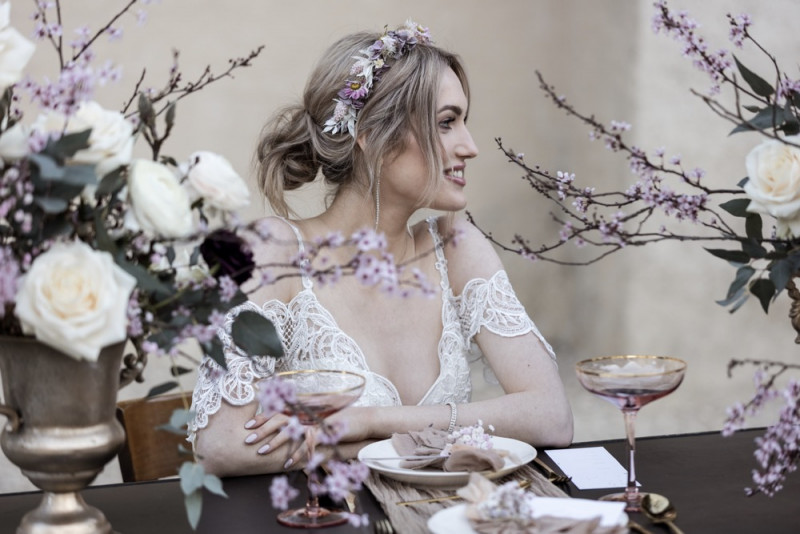 Inspiration einer aparten Frühlingshochzeit in Lilatönen, Weiß und Beige mit weißen Ranunkeln, Rosen und Kirschblütenzweigen