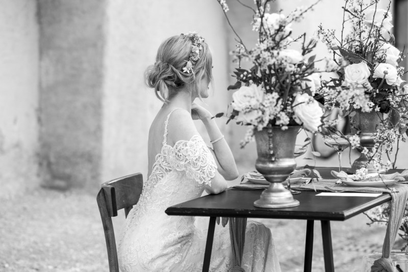 Inspiration einer aparten Frühlingshochzeit in Lilatönen, Weiß und Beige mit weißen Ranunkeln, Rosen und Kirschblütenzweigen