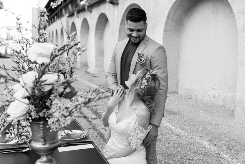 Inspiration einer aparten Frühlingshochzeit in Lilatönen, Weiß und Beige mit weißen Ranunkeln, Rosen und Kirschblütenzweigen