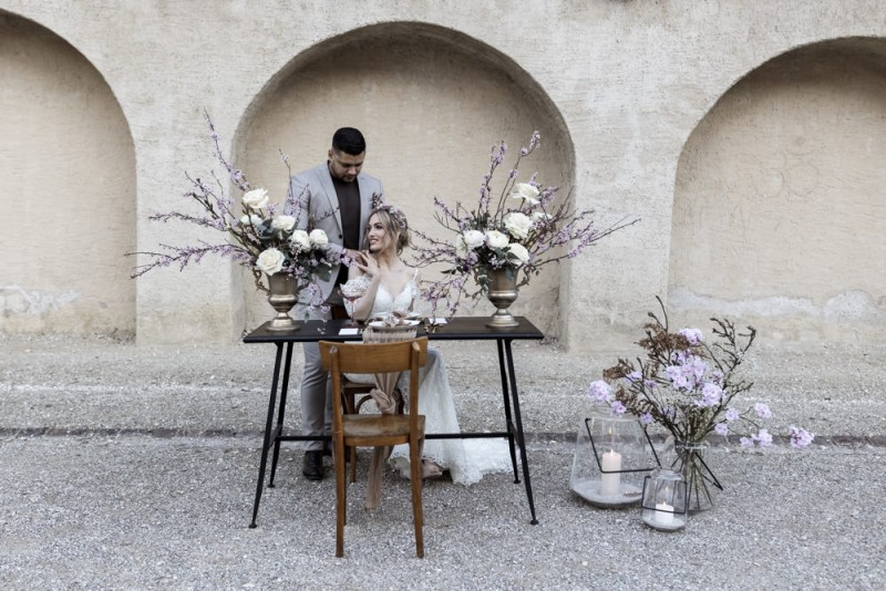 Inspiration einer aparten Frühlingshochzeit in Lilatönen, Weiß und Beige mit weißen Ranunkeln, Rosen und Kirschblütenzweigen