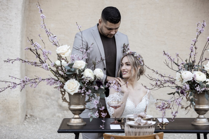 Inspiration einer aparten Frühlingshochzeit in Lilatönen, Weiß und Beige mit weißen Ranunkeln, Rosen und Kirschblütenzweigen