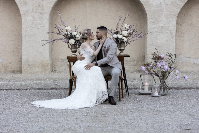 Inspiration einer aparten Frühlingshochzeit in Lilatönen, Weiß und Beige mit weißen Ranunkeln, Rosen und Kirschblütenzweigen