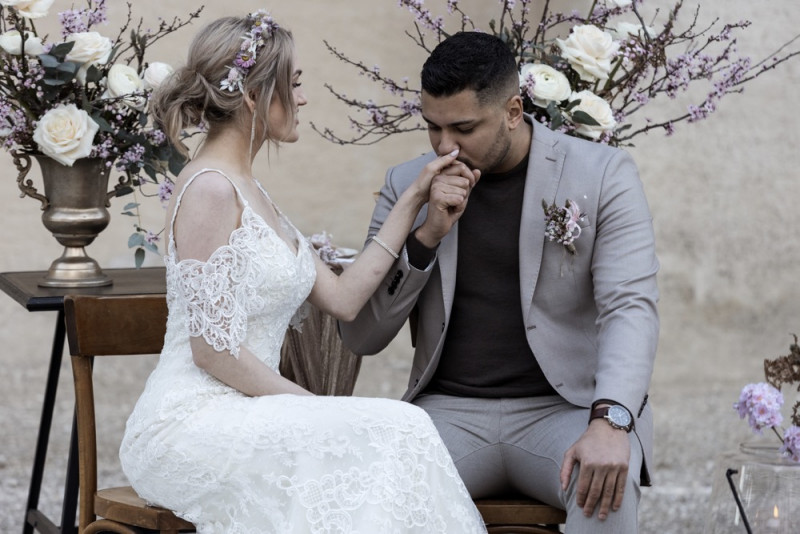 Inspiration einer aparten Frühlingshochzeit in Lilatönen, Weiß und Beige mit weißen Ranunkeln, Rosen und Kirschblütenzweigen