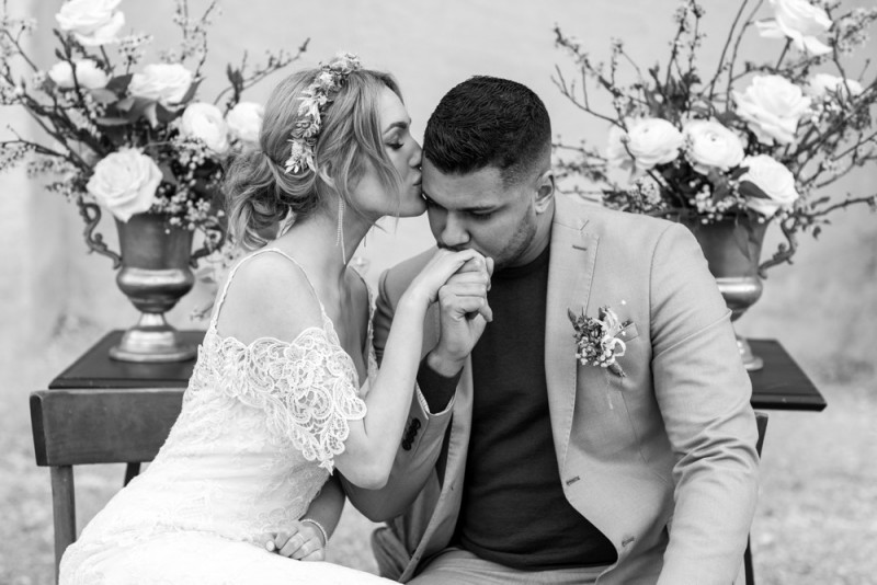 Inspiration einer aparten Frühlingshochzeit in Lilatönen, Weiß und Beige mit weißen Ranunkeln, Rosen und Kirschblütenzweigen