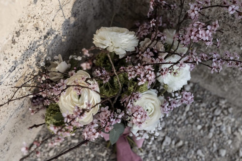 Inspiration einer aparten Frühlingshochzeit in Lilatönen, Weiß und Beige mit weißen Ranunkeln, Rosen und Kirschblütenzweigen
