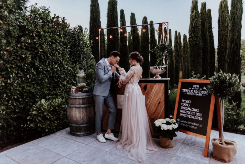 Eine galmouröse Greenery Hochzeit mit toskanischem Flair auf einem Weingut in der Pfalz