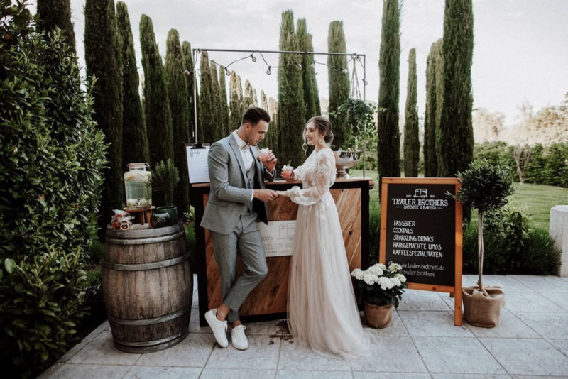 Eine galmouröse Greenery Hochzeit mit toskanischem Flair auf einem Weingut in der Pfalz