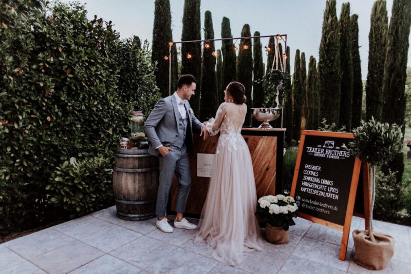 Eine galmouröse Greenery Hochzeit mit toskanischem Flair auf einem Weingut in der Pfalz