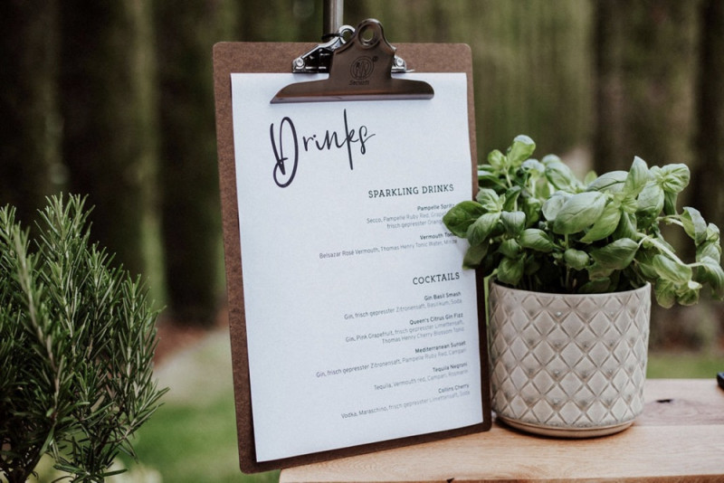 Eine galmouröse Greenery Hochzeit mit toskanischem Flair auf einem Weingut in der Pfalz