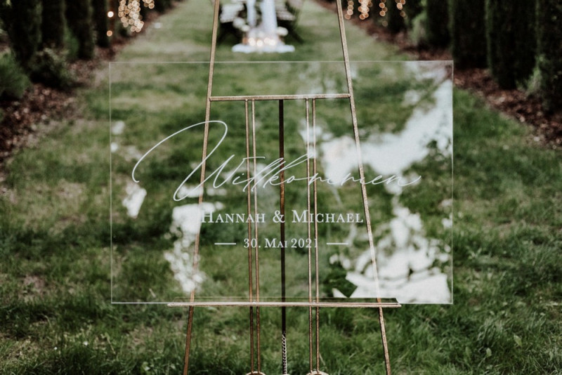 Eine galmouröse Greenery Hochzeit mit toskanischem Flair auf einem Weingut in der Pfalz Willkommensschild Hochzeit, Hochzeitsschild, Acrylschild Hochzeit, Hochzeitsdekoration
