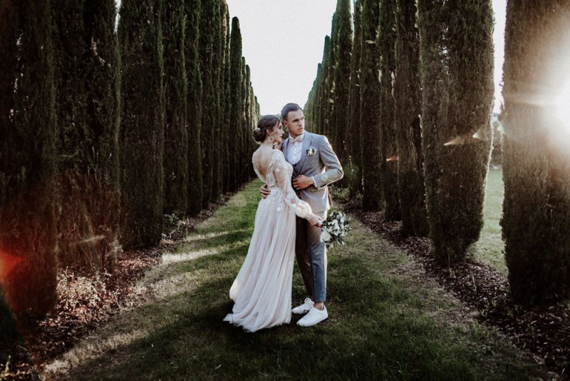 Eine galmouröse Greenery Hochzeit mit toskanischem Flair auf einem Weingut in der Pfalz