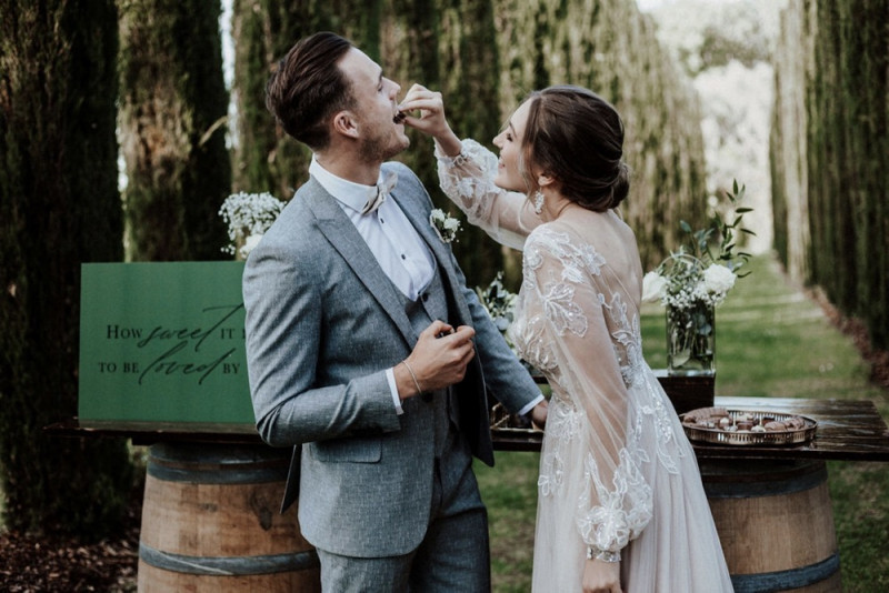 Eine galmouröse Greenery Hochzeit mit toskanischem Flair auf einem Weingut in der Pfalz