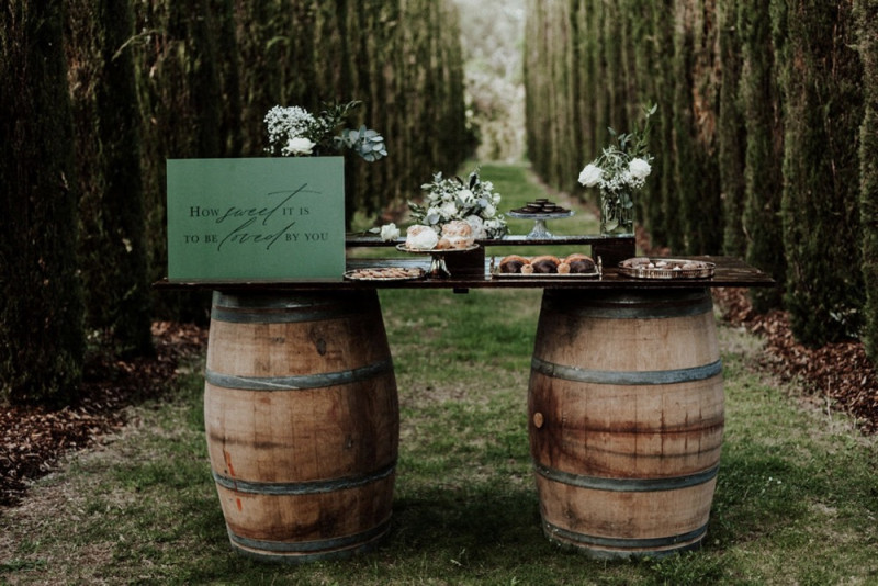 Eine galmouröse Greenery Hochzeit mit toskanischem Flair auf einem Weingut in der Pfalz