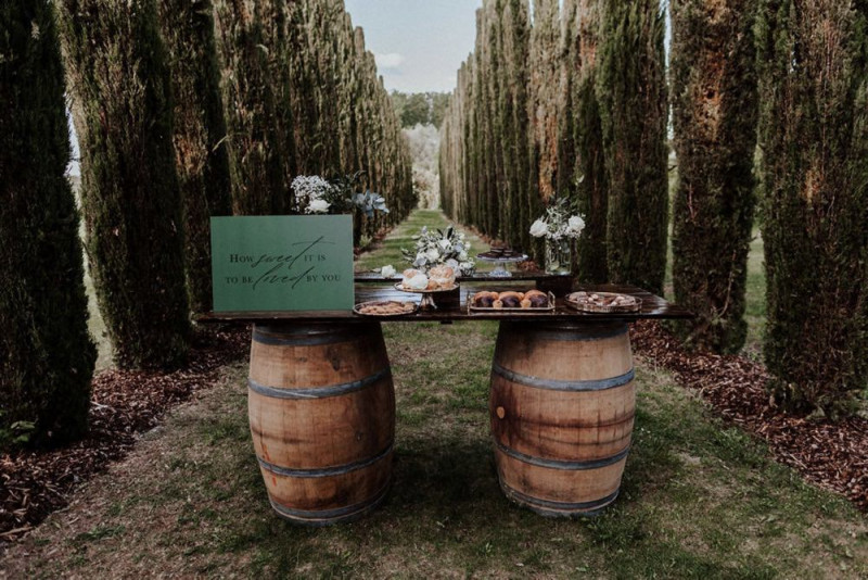 Eine galmouröse Greenery Hochzeit mit toskanischem Flair auf einem Weingut in der Pfalz