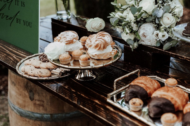 Eine galmouröse Greenery Hochzeit mit toskanischem Flair auf einem Weingut in der Pfalz