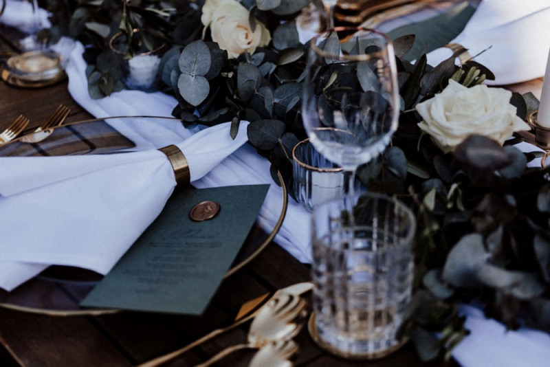 Eine galmouröse Greenery Hochzeit mit toskanischem Flair auf einem Weingut in der Pfalz