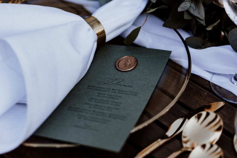 Eine galmouröse Greenery Hochzeit mit toskanischem Flair auf einem Weingut in der Pfalz