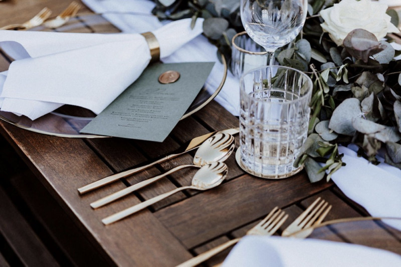 Eine galmouröse Greenery Hochzeit mit toskanischem Flair auf einem Weingut in der Pfalz