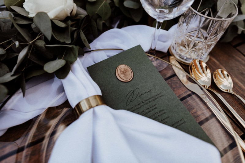 Eine galmouröse Greenery Hochzeit mit toskanischem Flair auf einem Weingut in der Pfalz