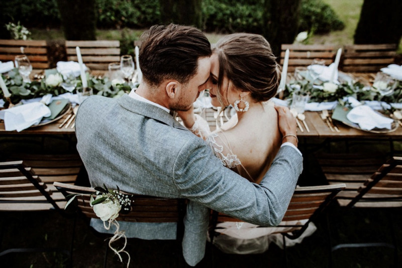 Eine galmouröse Greenery Hochzeit mit toskanischem Flair auf einem Weingut in der Pfalz