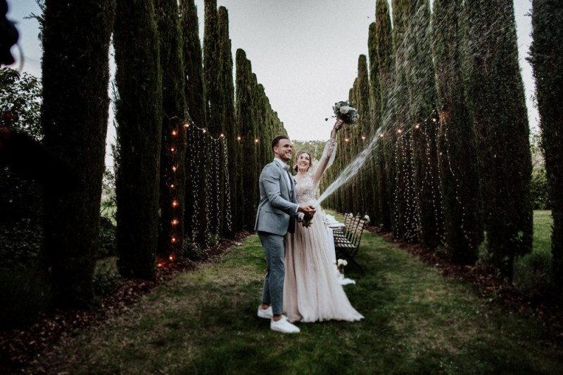 Eine galmouröse Greenery Hochzeit mit toskanischem Flair auf einem Weingut in der Pfalz