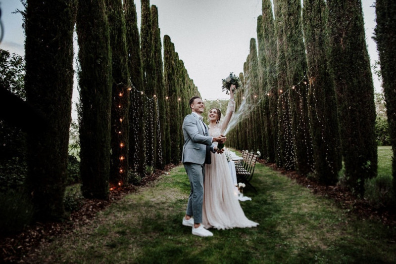 Eine galmouröse Greenery Hochzeit mit toskanischem Flair auf einem Weingut in der Pfalz